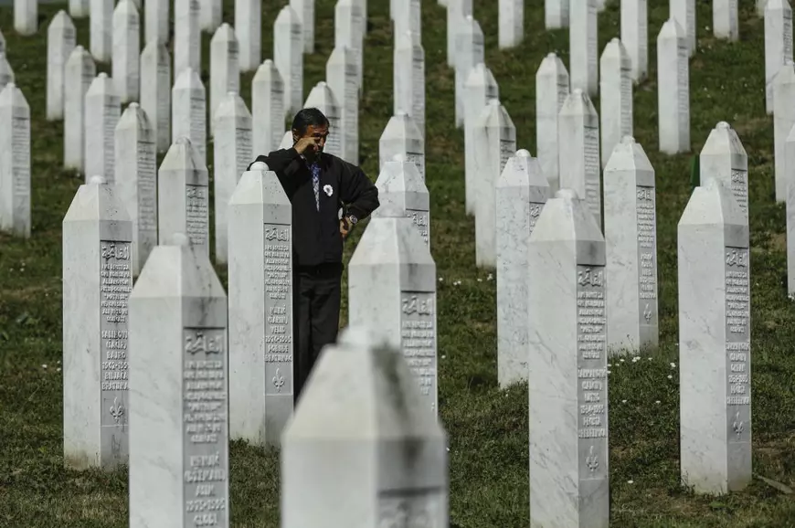 7 foști soldați sârbi bosniaci, arestați sub suspiciunea de genocid. Sunt acuzați că au ucis 800 de oameni în masacrul de la Srebrenița, din 1995