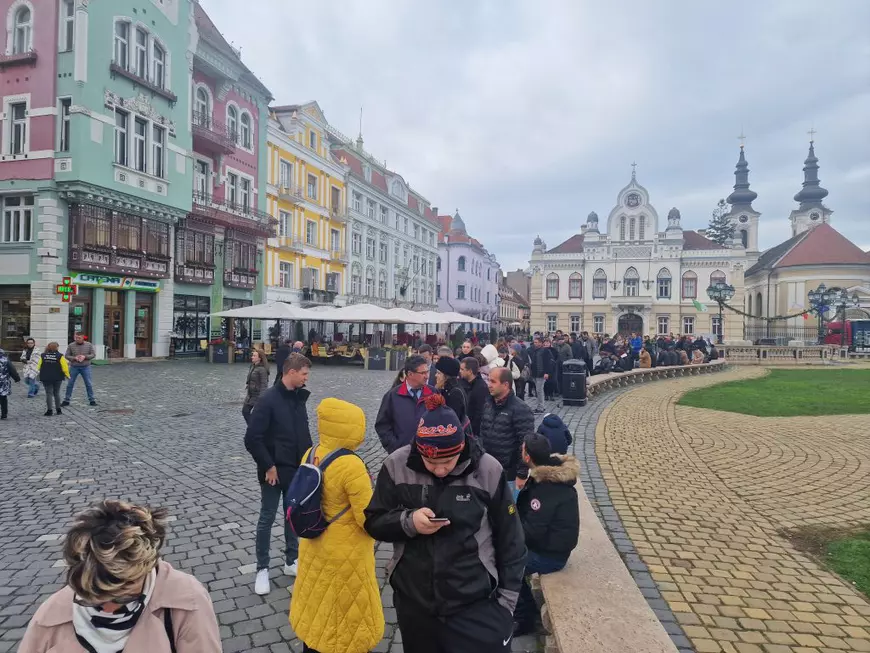 REPORTAJ Am stat trei ore la coadă pentru 29 de minute de cultură. De ce sunt cozi imense la expoziția Brâncuși din Timișoara