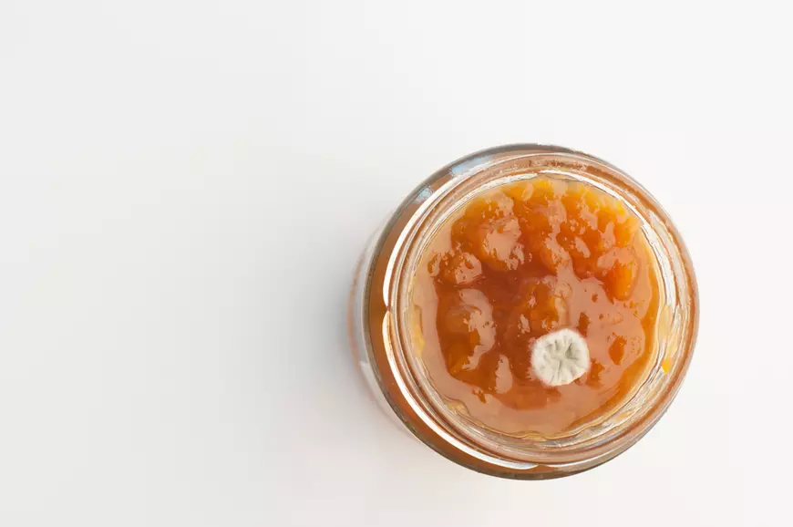 Mucegai în borcanul cu gem