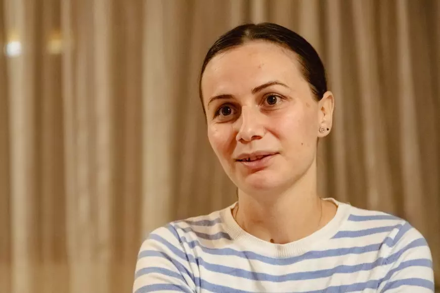 REPORTAJ. De Crăciun, lecția de speranță a unei tinere care și-a reconstruit viața după ce și-a pierdut un picior, la 19 ani. „Te gândești că poate n-o să ai vreodată un iubit, că n-o să poți merge la mare. Ba poți!”