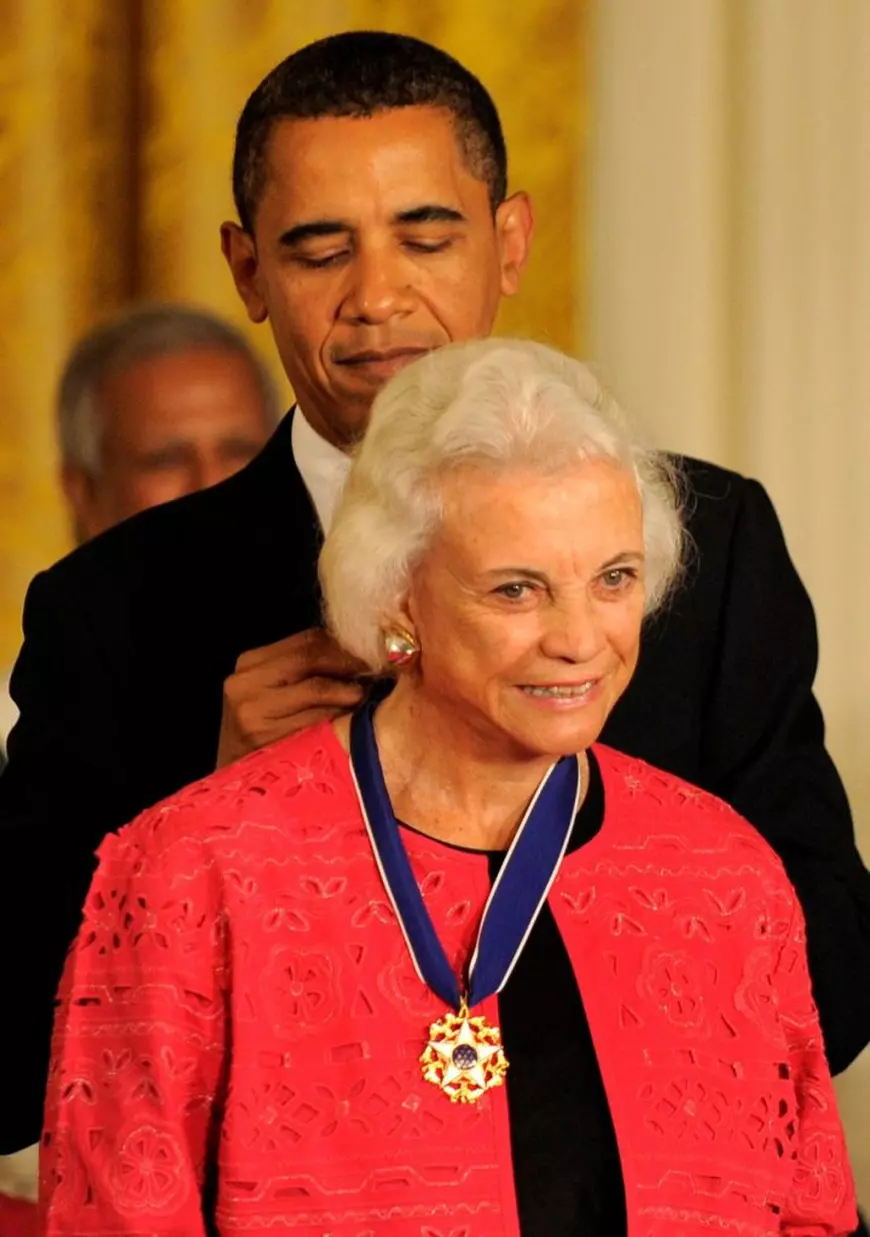 A murit Sandra Day O'Connor, prima femeie numită la Curtea Supremă a SUA. A fost decorată de Barack Obama
