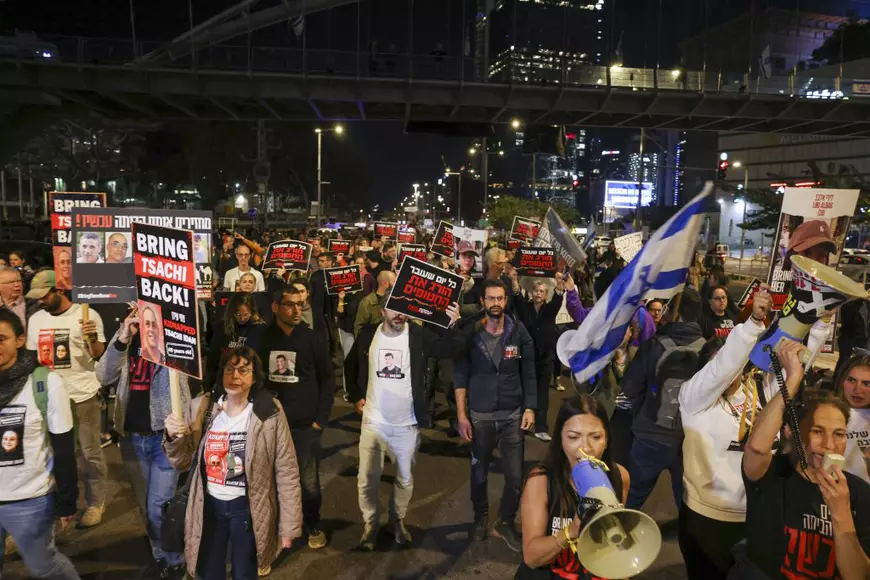 La bustul gol și cu un steag alb, împușcați de soldații israelieni. Cum a fost posibil ca armata israeliană să ucidă trei ostatici. Val de furie în țară