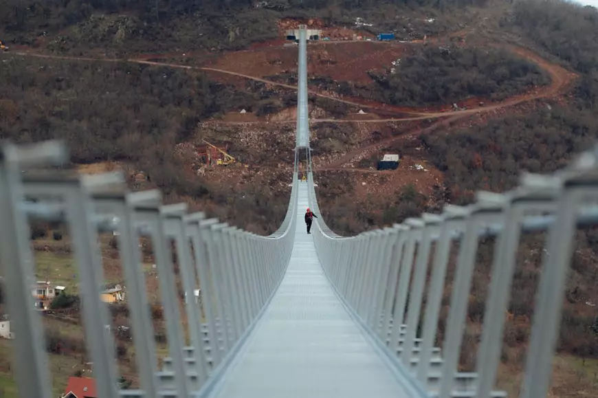 Cel mai lung pod pietonal suspendat din lume se construiește în Ungaria. Ce lungime are și când va fi gata. VIDEO