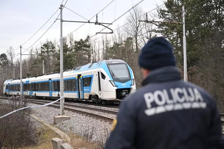 Doi muncitori care reparau șinele au fost uciși, iar alți doi sunt grav răniți, după ce un tren de călători a intrat în ei, în Slovenia