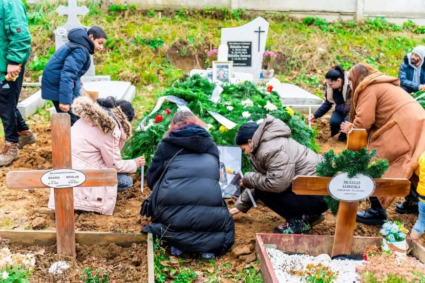 Raul a fost înmormântat în România, la 10 luni după ce mama lui și iubitul ei l-au abuzat, l-au ucis și i-au aruncat cadavrul într-un lac, în Belgia
