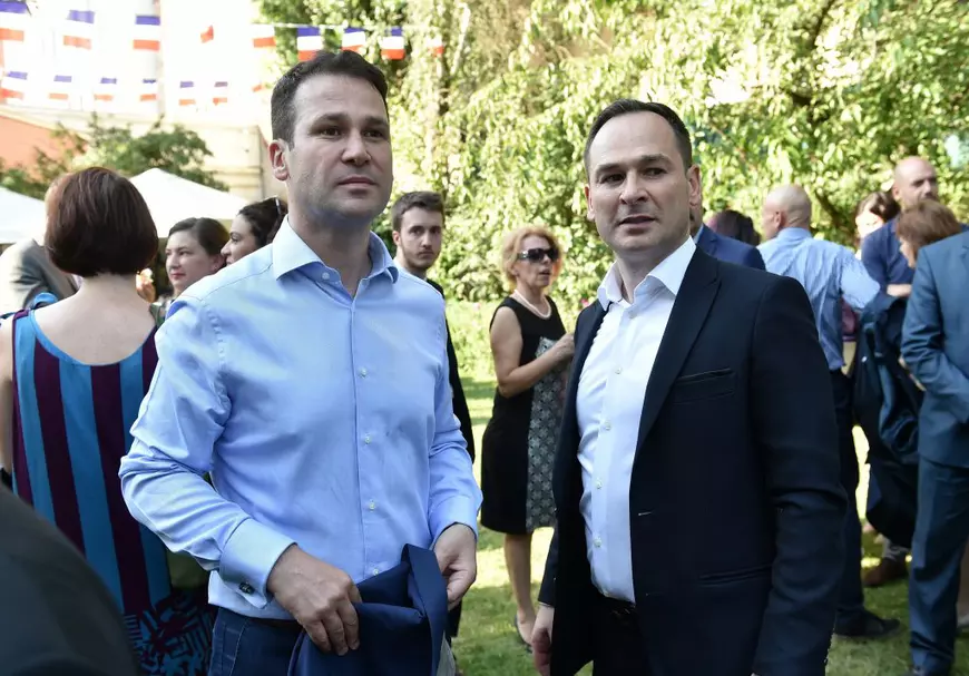 Primarul Negoiță a instalat la târgul de Crăciun de la Hala Laminor un birou de vânzări pentru complexul rezidențial HILS, al fratelui său. Minicartierul urmează să fie construit lângă hală