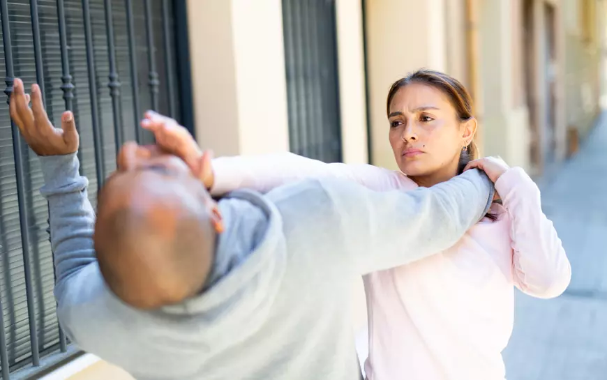 Krav Maga – cea mai eficientă artă marțială din lume și tehnica de luptă a Israelului - Imagine cu o femeie care face o demosntraţie de Krav Maga alături de un bărbat.