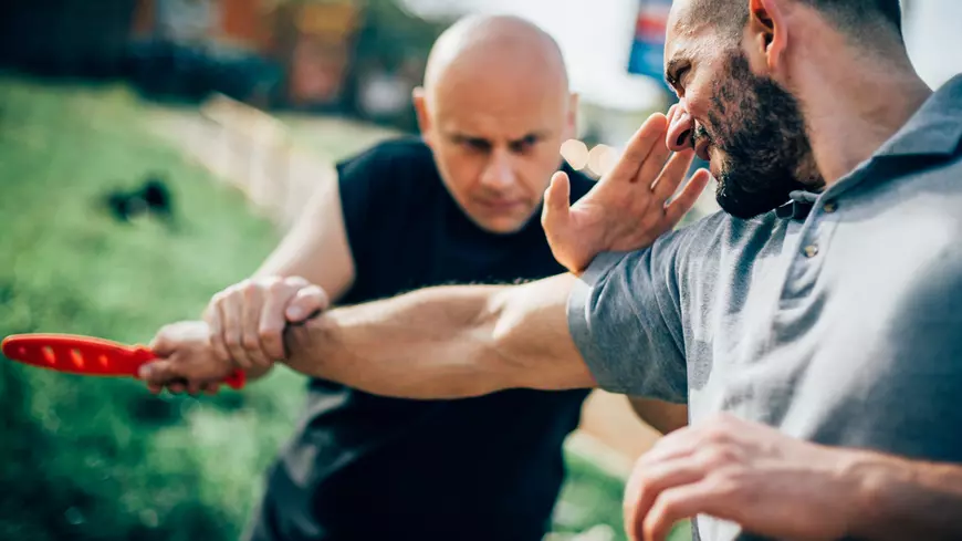 Krav Maga – cea mai eficientă artă marțială din lume și tehnica de luptă a Israelului - Imagine cu două persoane care practică Krav Maga.