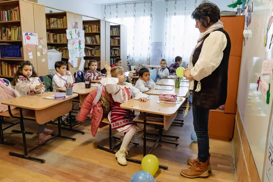 SPERANȚĂ. Într-o școală din Olt, o profesoară îi învață pe copiii cu părinți în străinătate să creadă că tinerii pot reuși și în țară: „Se pot realiza oriunde, numai să găsească oamenii potriviți”