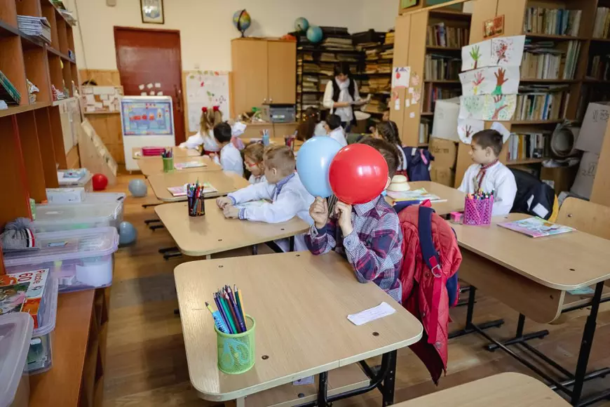 SPERANȚĂ. Într-o școală din Olt, o profesoară îi învață pe copiii cu părinți în străinătate să creadă că tinerii pot reuși și în țară: „Se pot realiza oriunde, numai să găsească oamenii potriviți”