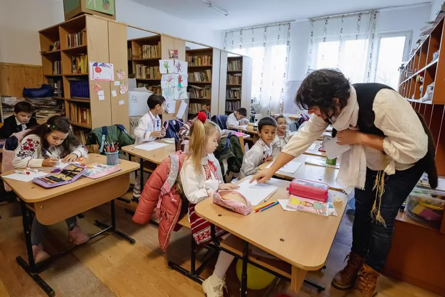 SPERANȚĂ. Într-o școală din Olt, o profesoară îi învață pe copiii cu părinți în străinătate să creadă că tinerii pot reuși și în țară: „Se pot realiza oriunde, numai să găsească oamenii potriviți”