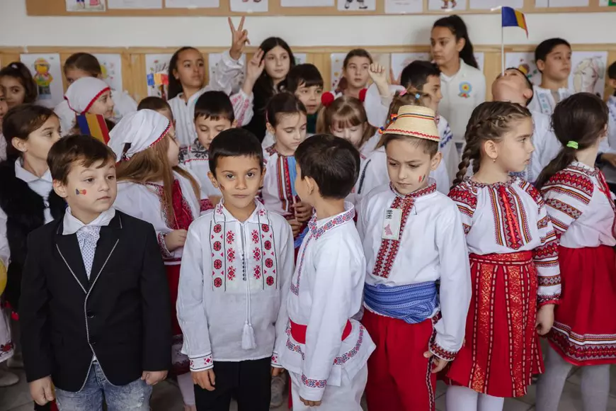 SPERANȚĂ. Într-o școală din Olt, o profesoară îi învață pe copiii cu părinți în străinătate să creadă că tinerii pot reuși și în țară: „Se pot realiza oriunde, numai să găsească oamenii potriviți”