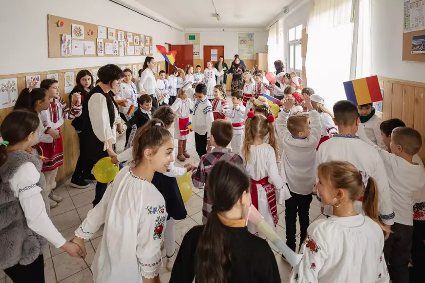 SPERANȚĂ. Într-o școală din Olt, o profesoară îi învață pe copiii cu părinți în străinătate să creadă că tinerii pot reuși și în țară: „Se pot realiza oriunde, numai să găsească oamenii potriviți”