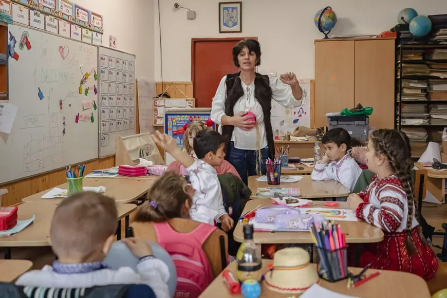 SPERANȚĂ. Într-o școală din Olt, o profesoară îi învață pe copiii cu părinți în străinătate să creadă că tinerii pot reuși și în țară: „Se pot realiza oriunde, numai să găsească oamenii potriviți”