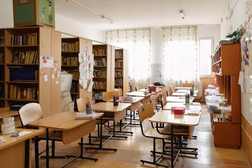 SPERANȚĂ. Într-o școală din Olt, o profesoară îi învață pe copiii cu părinți în străinătate să creadă că tinerii pot reuși și în țară: „Se pot realiza oriunde, numai să găsească oamenii potriviți”
