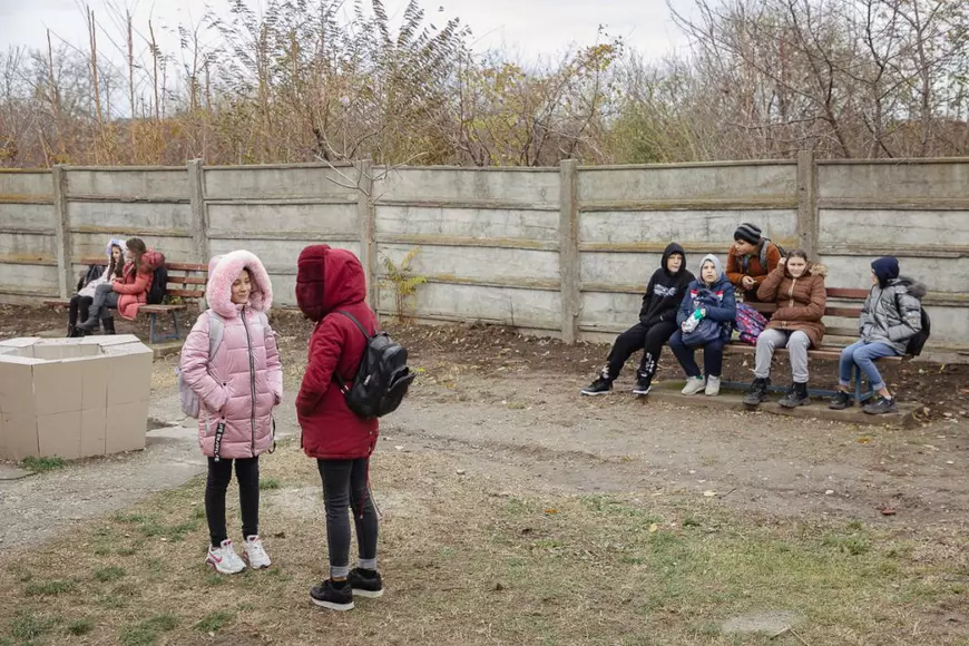 SPERANȚĂ. Într-o școală din Olt, o profesoară îi învață pe copiii cu părinți în străinătate să creadă că tinerii pot reuși și în țară: „Se pot realiza oriunde, numai să găsească oamenii potriviți”