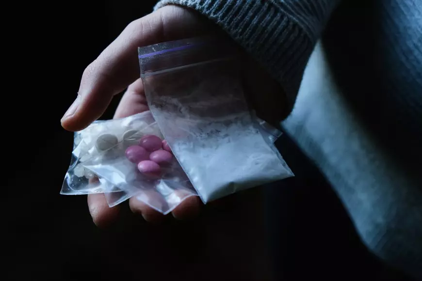 „Mai trăgeam o linie în ultima bancă”. Mărturiile a trei elevi de liceu care consumă droguri sub ochii părinților și ai profesorilor. Cum au acces minorii la substanțele interzise