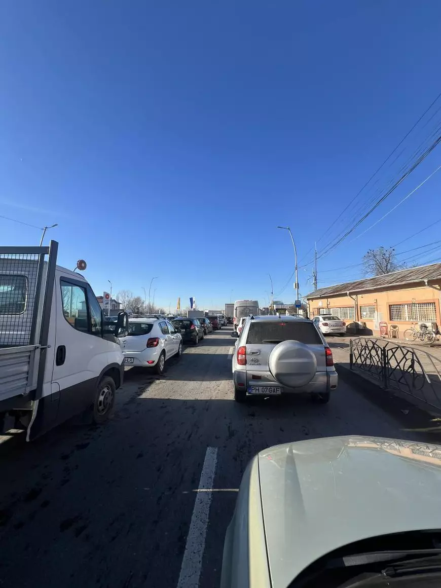 Un camion încărcat cu cereale s-a răsturnat pe DN1A, la Măneciu, în Prahova. Traficul se desfășoară dirijat