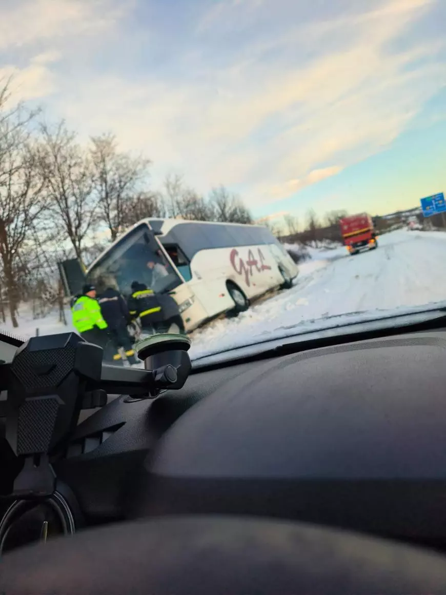 Haos în traficul rutier și feroviar din estul țării cauzat de viscol și zăpadă. Care este situația actuală