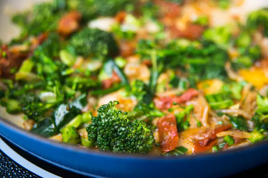Salată de broccolini cu nuci și roșii uscate