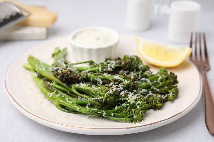 Broccolini la cuptor cu parmezan