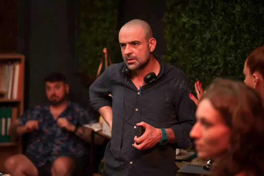 INTERVIU Regizorul comediei fără înjurături „Klaus și Barroso”: „La cât de mulți oameni lucrează astăzi în corporații, e un subiect puțin tratat”