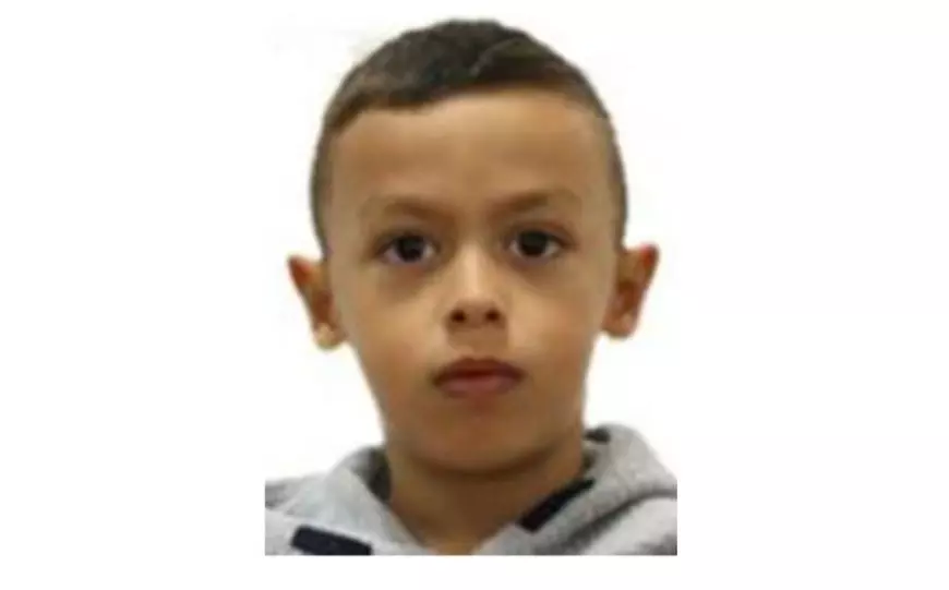 Băiat de 7 ani dat în urmărire națională după ce a mers în vizită la tatăl său. Bărbatul nu mai răspunde la telefon