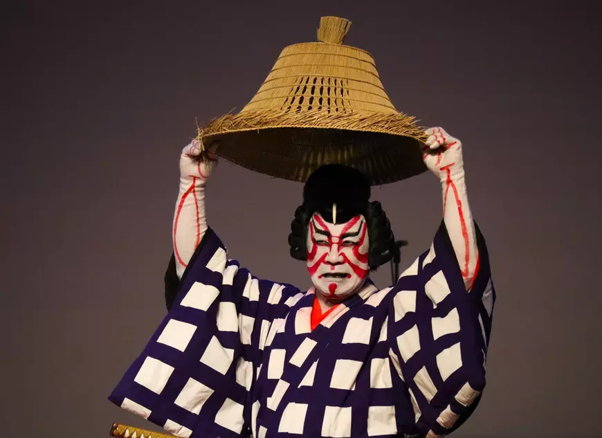 Curizități despre Japonia - bărbat în timpul unui ritual Kabuki