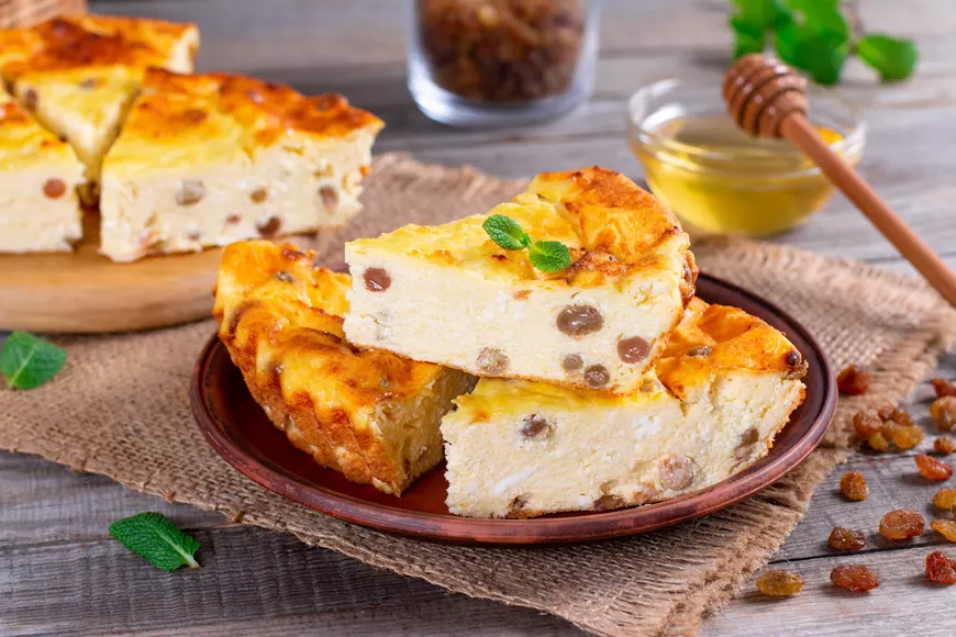 Rețetă de plăcintă cu brânză dulce de vaci și stafide