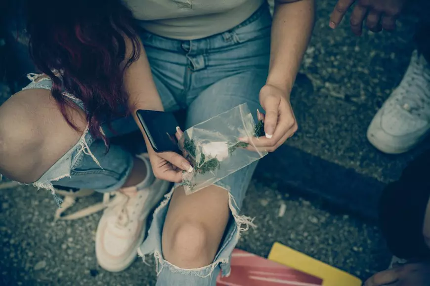 „Mai trăgeam o linie în ultima bancă”. Mărturiile a trei elevi de liceu care consumă droguri sub ochii părinților și ai profesorilor. Cum au acces minorii la substanțele interzise