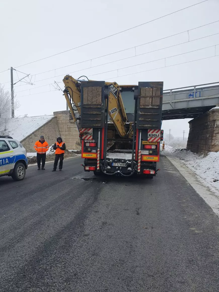 O femeie a murit după ce un limitator de înălțime lovit de un camion a căzut peste mașina ei, în Olt