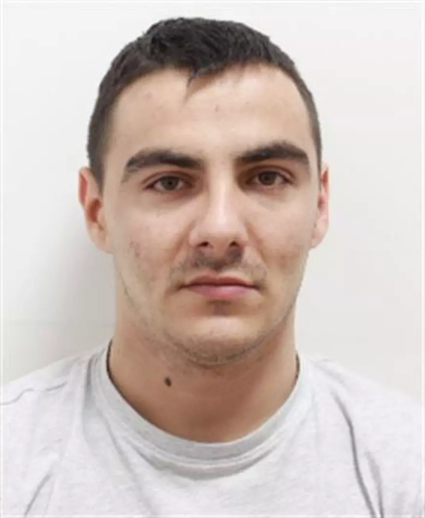 Cei mai periculoși 10 prădători sexuali aflați în libertate. Condamnați la închisoare pentru viol, ei sunt căutați acum de Poliție