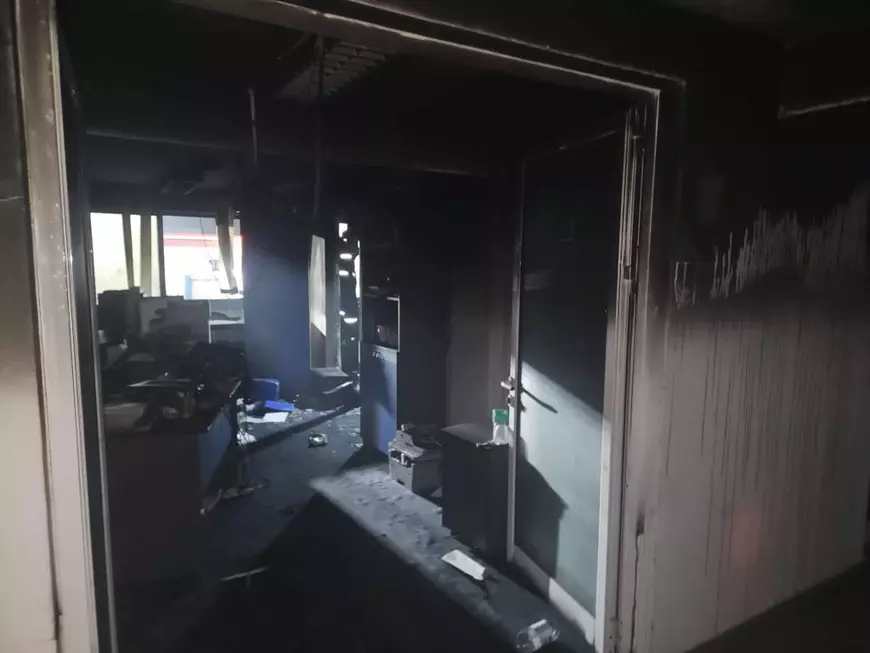 FOTO Incendiu la Casa de Asigurări de Sănătate Vaslui. Serverele instituției au luat foc
