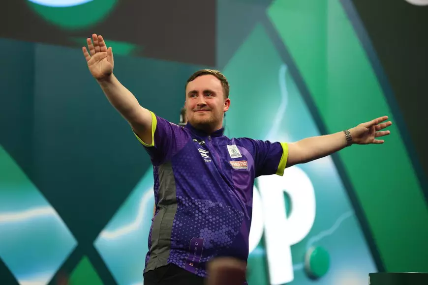 Uimitoarea ascensiune a copilului teribil din darts! La 18 luni, lansa primele săgeți. La 17 ani, e cel mai urmărit jucător profesionist al lumii