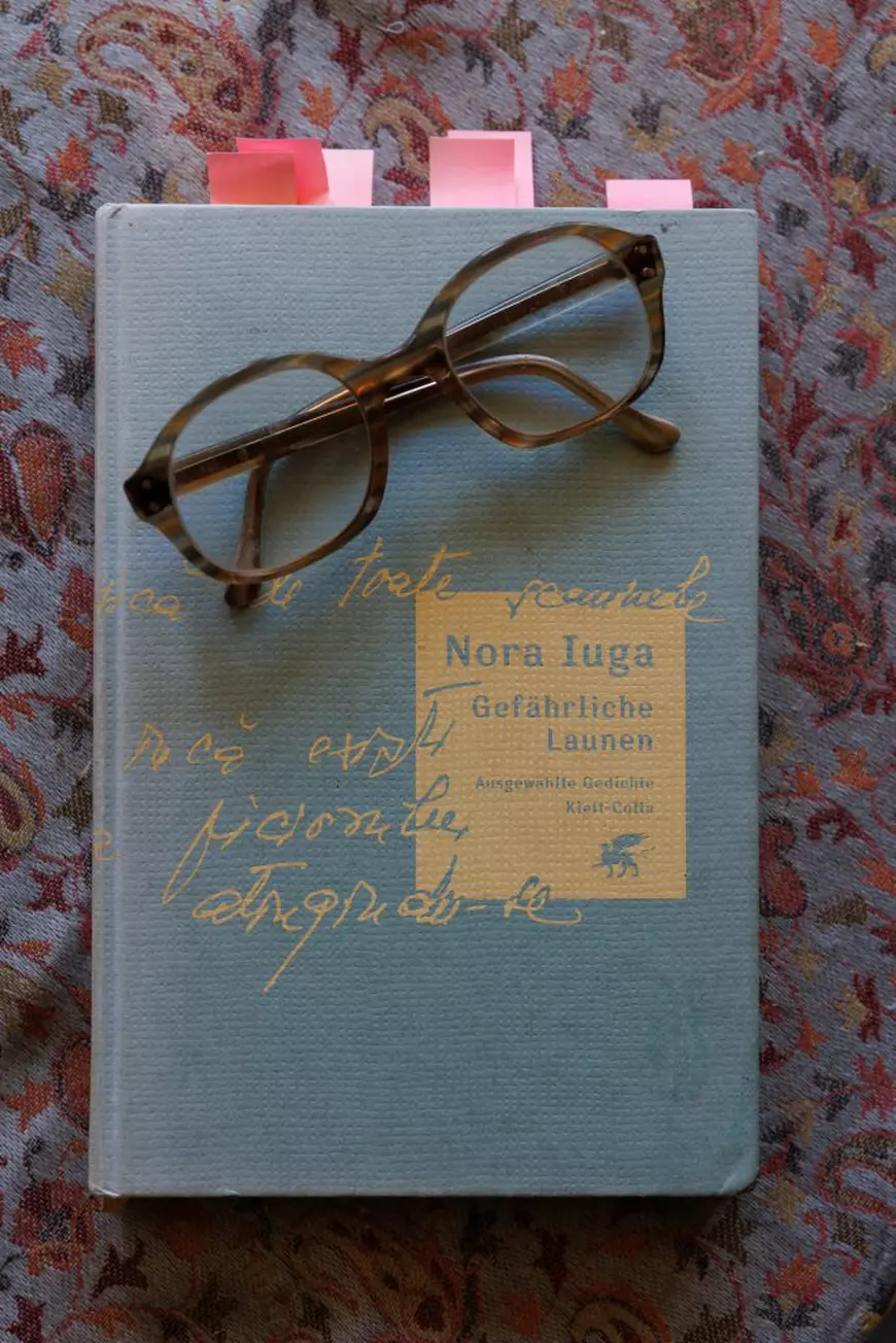 O după-amiază cu Nora Iuga, poeta care nu se sfiește să vorbească despre erotism, singurătate și amor platonic 