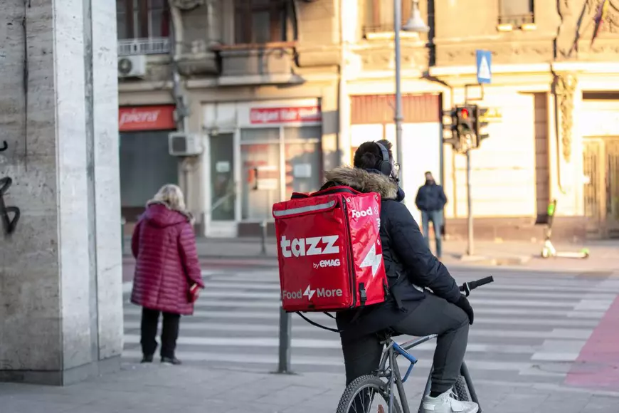 Boom al livrărilor la domiciliu, chiar și după pandemie. Un bucureștean a comandat anul trecut mâncare în valoare de 27.000 de euro