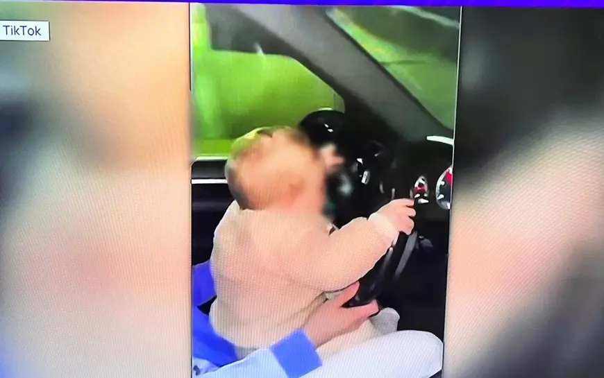 O femeie din Maramureș s-a filmat în timp ce conduce cu copilul de nouă luni în brațe. Ce amendă a primit