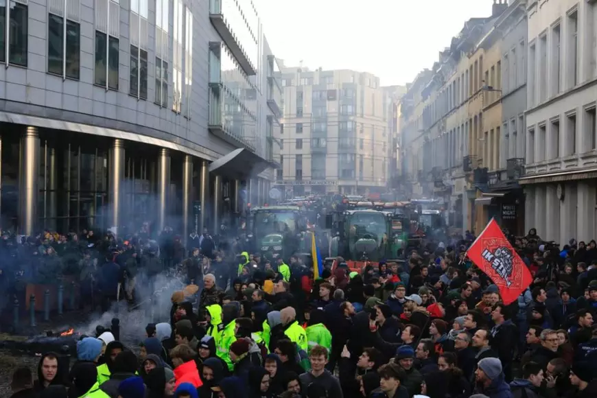 VIDEO | Proteste ale fermierilor la Bruxelles, cu focuri pe străzi și ciocniri cu poliția. Von der Leyen și doi premieri s-au întâlnit cu agricultorii