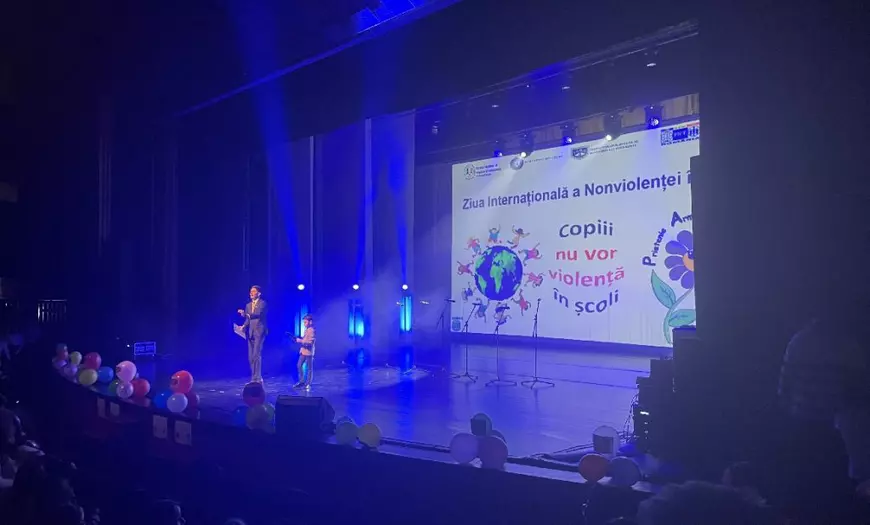 „Credeți că există copii răi?” Spectacol de cântece pentru combaterea violenței din școli, în țara în care 70% dintre elevi au fost victime sau martori la conflicte