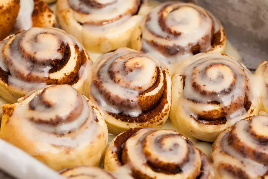 Rulouri cu scorțișoară și glazură de vanilie