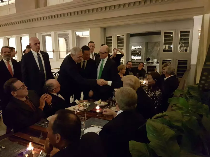 Cine sunt magistrații de la Curtea de Apel care îl judecă pe Liviu Dragnea în dosarul vizitei plătite la învestitura lui Donald Trump. Unul dintre ei a fost filmat în timp ce îndesa bani în sutienul unei dansatoare