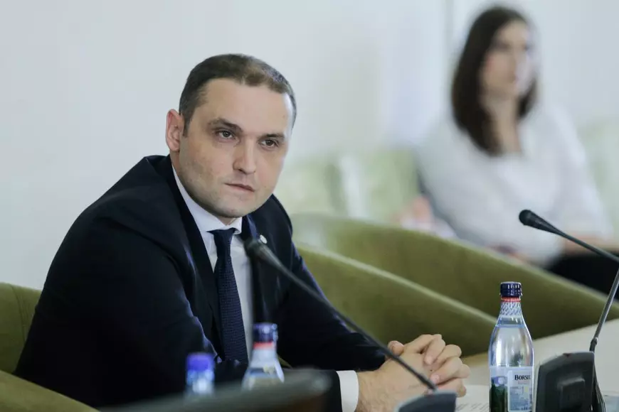 Investigație. Lacunele din declarația de interese a unui secretar de stat: firma soției primește bani de la fondul de stat unde el este membru în consiliul de administrație