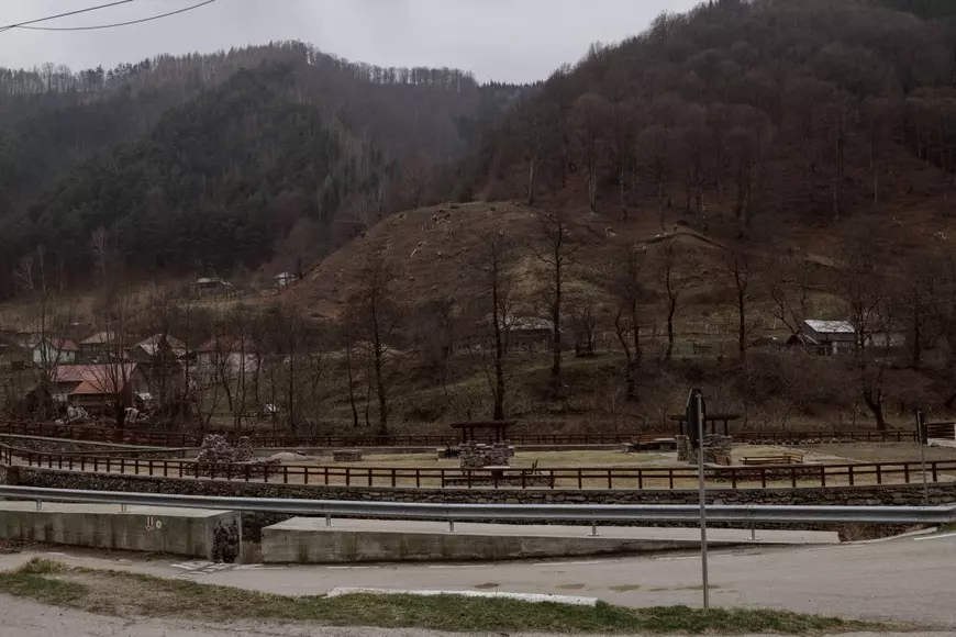 VIDEO REPORTAJ Sătenii din Perișani, Vâlcea, expropriați la prețurile de acum trei ani, cu 3 euro pe metru pătrat, în numele autostrăzii și cu voia Guvernului: „Țara asta îți ia tot!” 