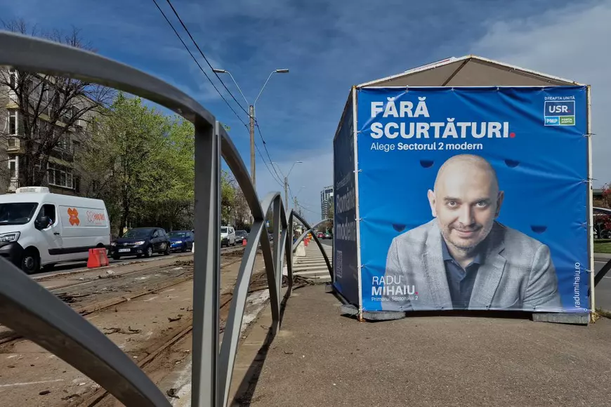 FOTO. Orașele țării sunt împânzite de bannere și afișe cu candidații la locale. ”Pare o ciudățenie, dar nu încalcă legea”