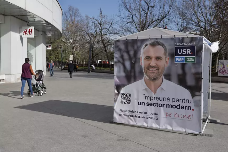 FOTO. Orașele țării sunt împânzite de bannere și afișe cu candidații la locale. ”Pare o ciudățenie, dar nu încalcă legea”