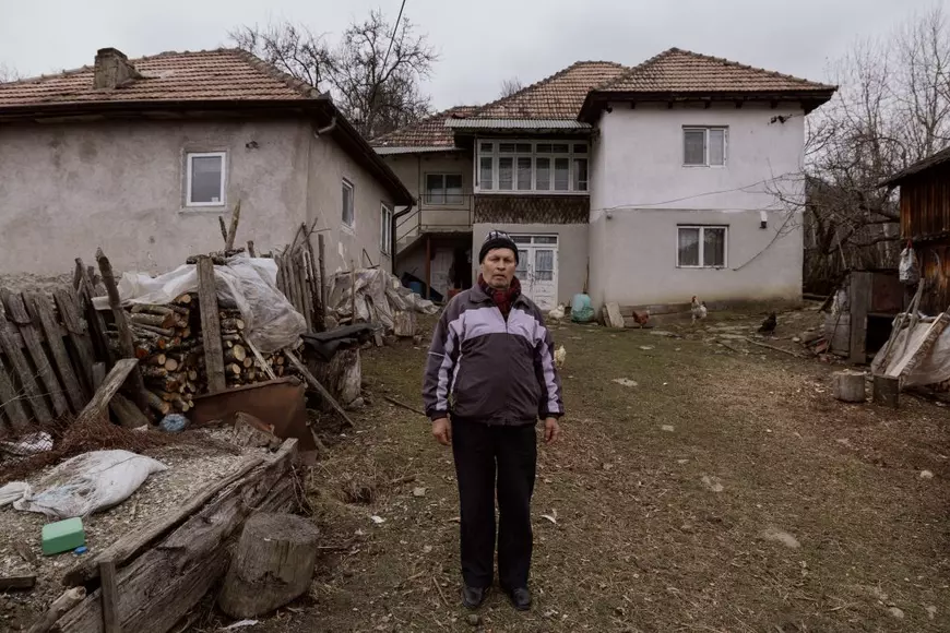 VIDEO REPORTAJ Sătenii din Perișani, Vâlcea, expropriați la prețurile de acum trei ani, cu 3 euro pe metru pătrat, în numele autostrăzii și cu voia Guvernului: „Țara asta îți ia tot!” 