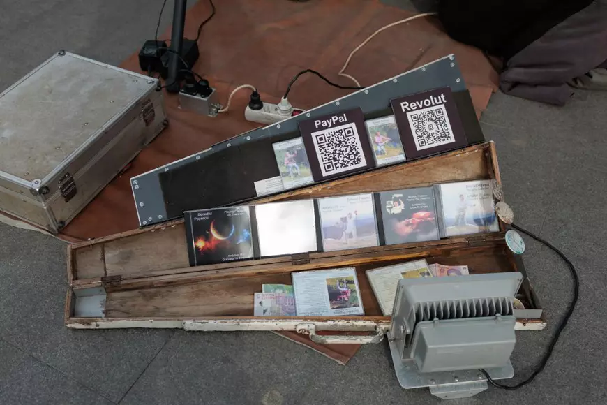 Povestea fizicianului-folkist care a vândut mii de CD-uri cu muzică cântată la teremin: „Primul sunet de fierăstrău l-a auzit pe la nouă ani”