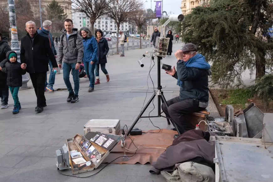 Povestea fizicianului-folkist care a vândut mii de CD-uri cu muzică cântată la teremin: „Primul sunet de fierăstrău l-a auzit pe la nouă ani”