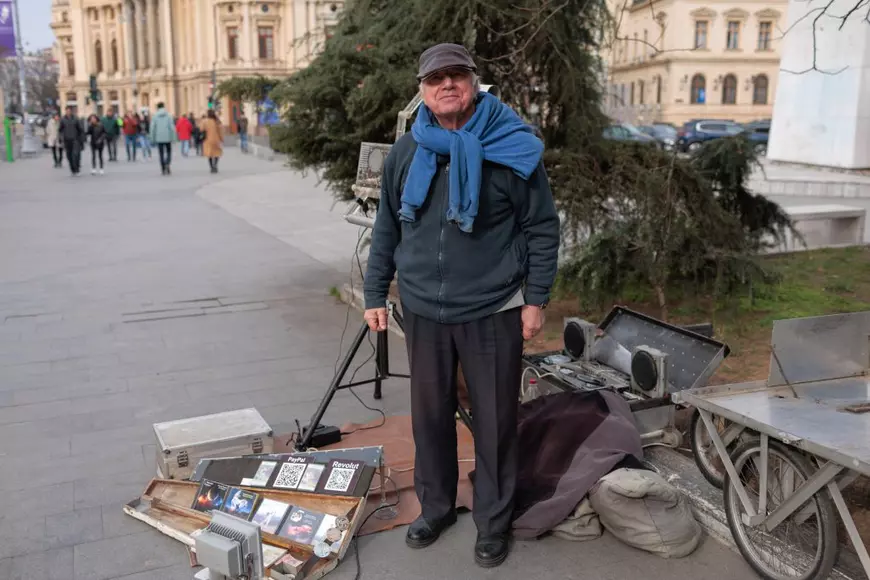 Povestea fizicianului-folkist care a vândut mii de CD-uri cu muzică cântată la teremin: „Primul sunet de fierăstrău l-a auzit pe la nouă ani”