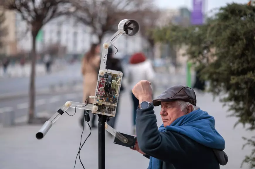 Povestea fizicianului-folkist care a vândut mii de CD-uri cu muzică cântată la teremin: „Primul sunet de fierăstrău l-a auzit pe la nouă ani”